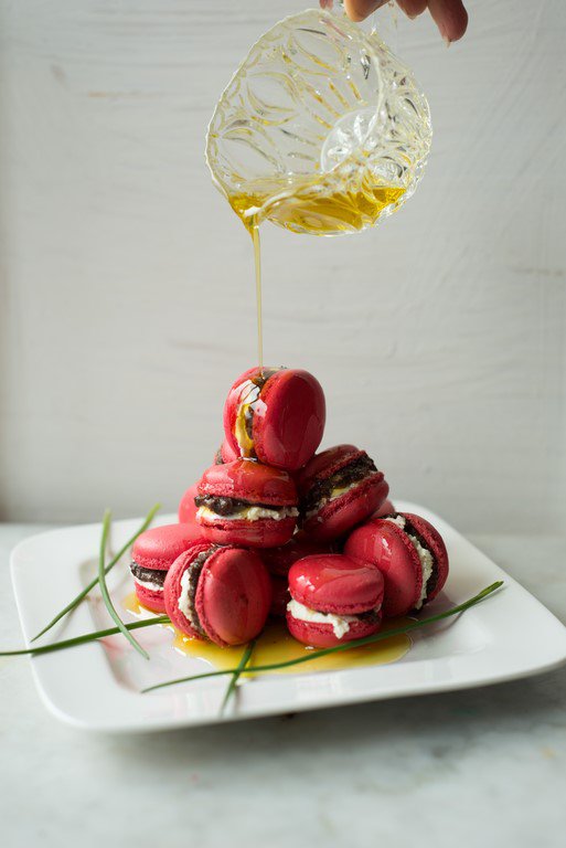 Herzhafte Macarons mit Tapenade und Olivenöl - Macarons à la tapenade pour l'apéritif Salzige Macarons Rezept Einfach Lecker