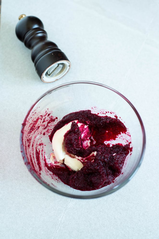 Rote-Bete-Aufstrich (Rillettes de Betterave) Ziegenfrischkase Dip Schritt 3 Rote Bete Mit Butter Mischen