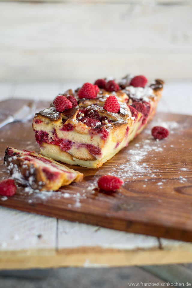 Armer-Ritter-Kuchen mit Brioche und Himbeeren (Gateau de Pain perdu à ...