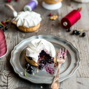 Johannisbeer-Tartelettes mit Baiserhaube (Tartelettes aux fruits rouges et meringue)