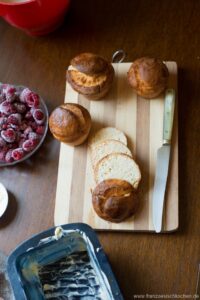 Armer-Ritter-Kuchen mit Brioche und Himbeeren (Gateau de Pain perdu à la brioche et aux framboises) Pain Perdu Brioche Schritt 5 Brioche Aufgeschnitten Auf Brett