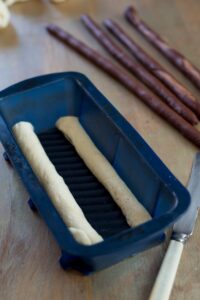 Wilde Brioche mit Leoparden-Muster Wilde Brioche Rezept Schritt 10 Teigrollen In Backform Legen