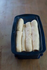 Wilde Brioche mit Leoparden-Muster Wilde Brioche Rezept Schritt 11 Teigrollen In Backform