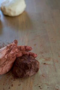 Wilde Brioche mit Leoparden-Muster Wilde Brioche Rezept Schritt 2 Schokoladen Teig Wird Geknetet