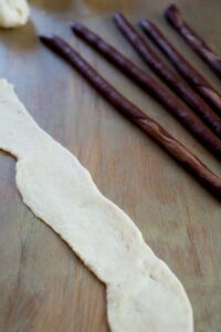 Wilde Brioche mit Leoparden-Muster Wilde Brioche Rezept Schritt 8 Brioche Teigstrang Ausgerollt