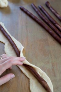 Wilde Brioche mit Leoparden-Muster Wilde Brioche Rezept Schritt 9 Teigstreifen Um Schokoladenstrang Wicke