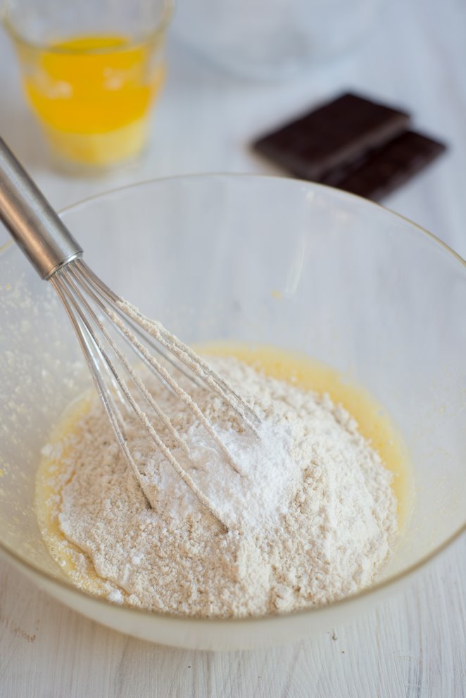 Glutenfreier Kastanienkuchen mit Schoko & Birnen Kastanienmehl Kuchen Schritt 4 Mehl In Teig Einrühren