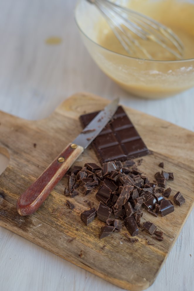 Glutenfreier Kastanienkuchen mit Schoko & Birnen Kastanienmehl Kuchen Schritt 7 Schokolade Hacken Auf Holzbrett