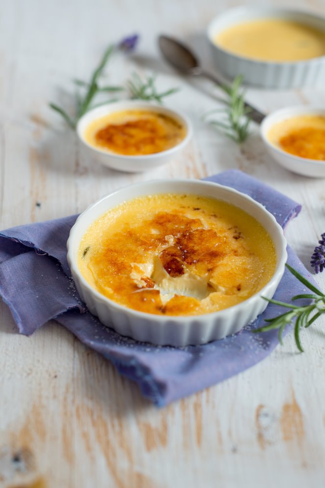 Crème brûlée mit Rosmarin Rezept - franzoesischkochen.de