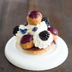 Mini Saint-Honoré mit Veilchen und Brombeeren