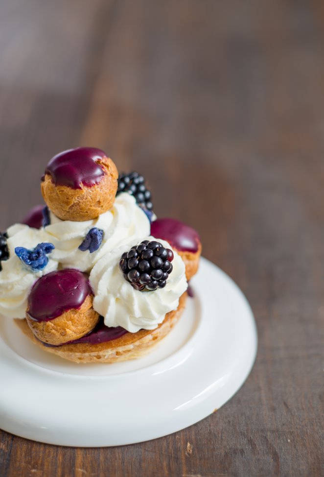 Mini Saint-Honoré mit Veilchen und Brombeeren saint-honore-mit-brombeeren-und-veilchen