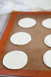 Mini Saint-Honoré mit Veilchen und Brombeeren saint-honore-toertchen-backen-1