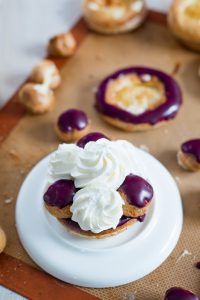 Mini Saint-Honoré mit Veilchen und Brombeeren saint-honore-toertchen-backen-10