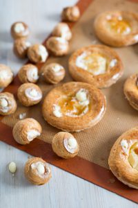 Mini Saint-Honoré mit Veilchen und Brombeeren saint-honore-toertchen-backen-5