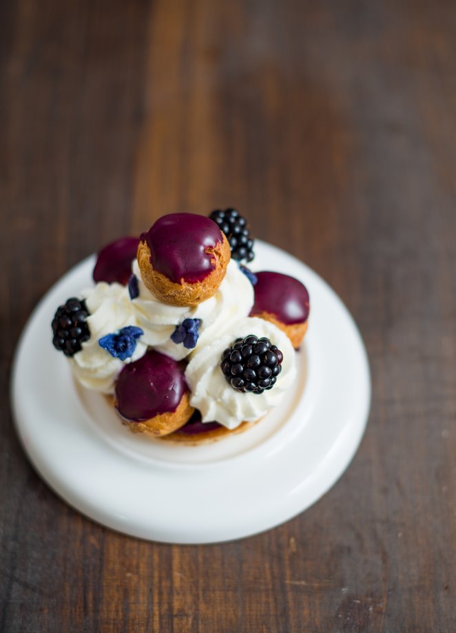 Mini Saint-Honoré mit Veilchen und Brombeeren saint-honore-toertchen-rezept