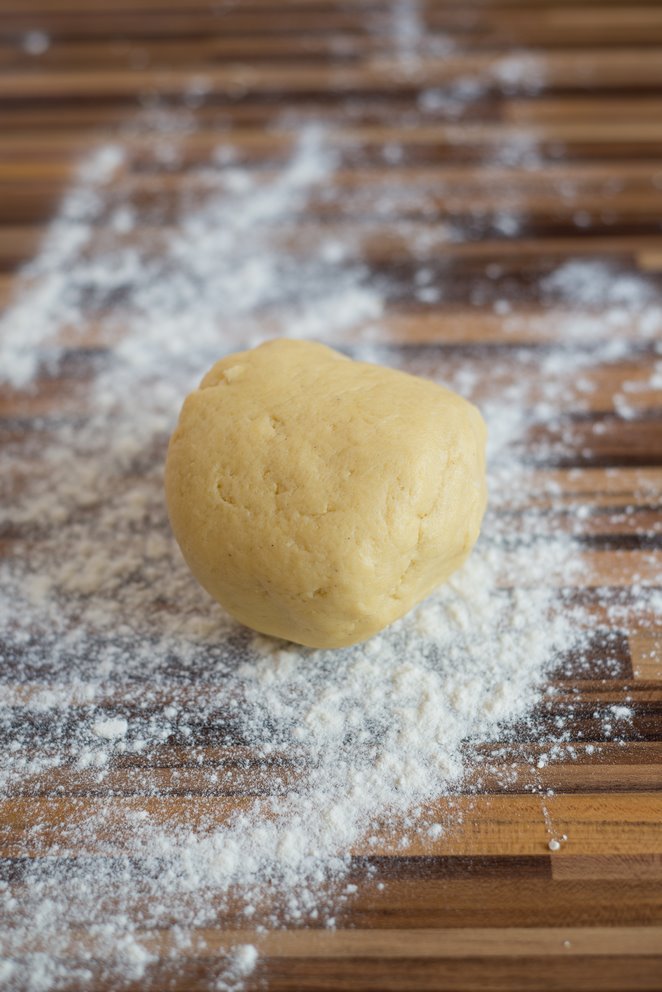  Tarte Bourdaloü Pfirsich Schritt 2 Mürbeteig Kugel Auf Arbeitsfläch