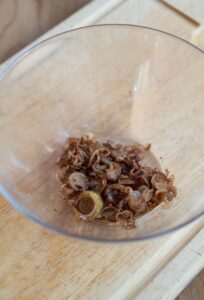 Leberwurst mit Glühwein selber machen Leberwurst mit Glühwein selber machen Leberwurst Glühwein Schritt 2 Röstzwiebeln In Glasschüssel