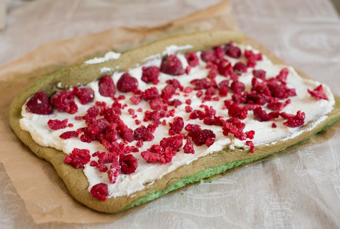 Super einfache Bûche de Noel mit Pistazien und Himbeeren Rezept ...