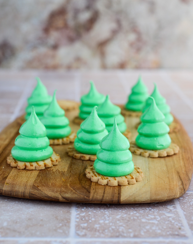 Tannenbaum-Baiser – süßes Weihnachtskonfekt aus Eiweiß Baiser Weihnachtsbaum