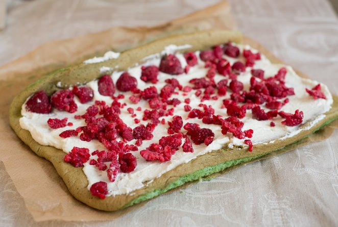 Super einfache Bûche de Noel mit Pistazien und Himbeeren Rezept