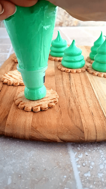 Tannenbaum-Baiser – süßes Weihnachtskonfekt aus Eiweiß Meringü Tannen Weihnachtsbaum