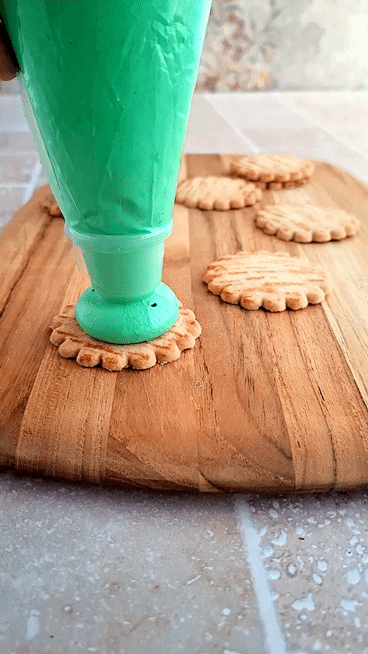 Tannenbaum-Baiser – süßes Weihnachtskonfekt aus Eiweiß Tannenbaum Baiser Süsses Weihnachtskonfekt Aus Eiweiss