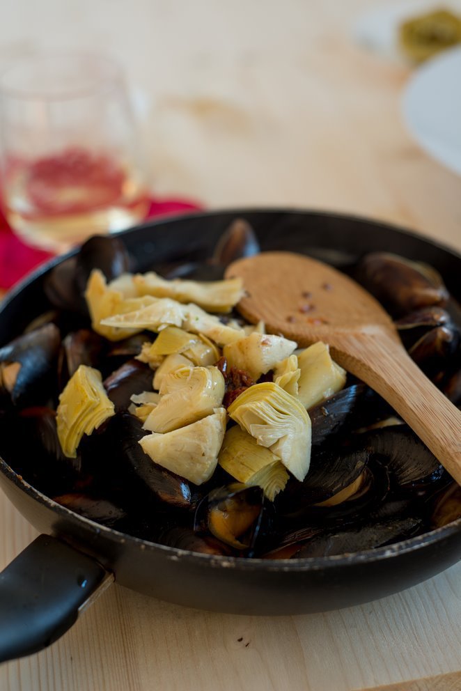 Miesmuscheln mit getrockneten Tomaten und Artischocken Rezept