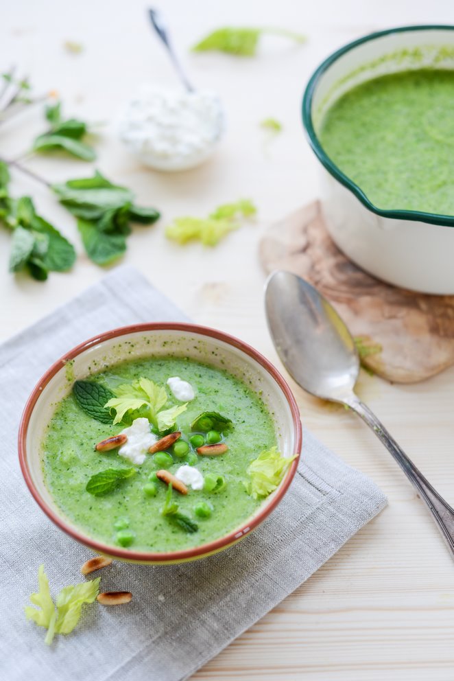 Gesunde grüne Suppe Zucchini-Erbsen-Brocoli-Suppe