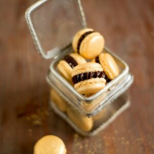 Goldene Macarons mit Nuss-Nougat-Füllung