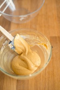 Goldene Macarons mit Nuss-Nougat-Füllung Goldene Macarons mit Nuss-Nougat-Füllung Wie Ein Band Fließen 200x300