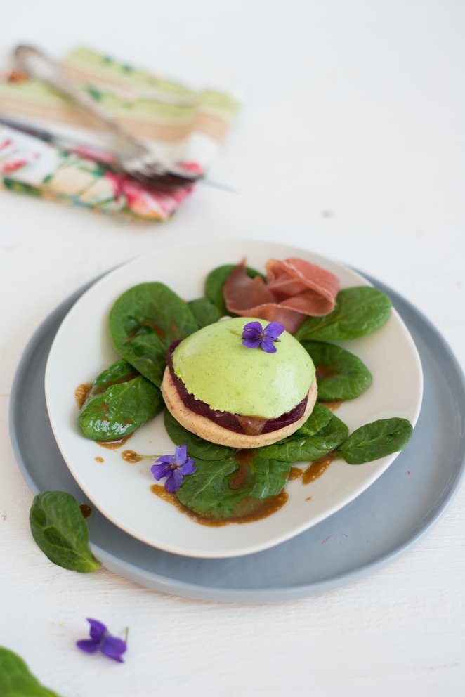Frische Erbsen-Terrine auf Steinpilz-Plätzchen Gemüse Terrine Mit Erbsen Und Rote Beete