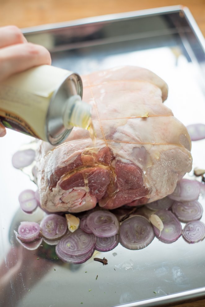 Lammbraten mit Knoblauch und Thymian (Gigot d'agneau à l'ail et au thym) Gigot-dagneau-Öl