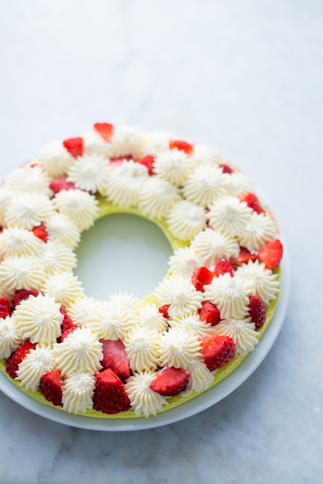 Macarons Kuchen mit Erdbeeren für eine extragroße Portion! Kuchen Macarons Sahne Petit Four Tülle