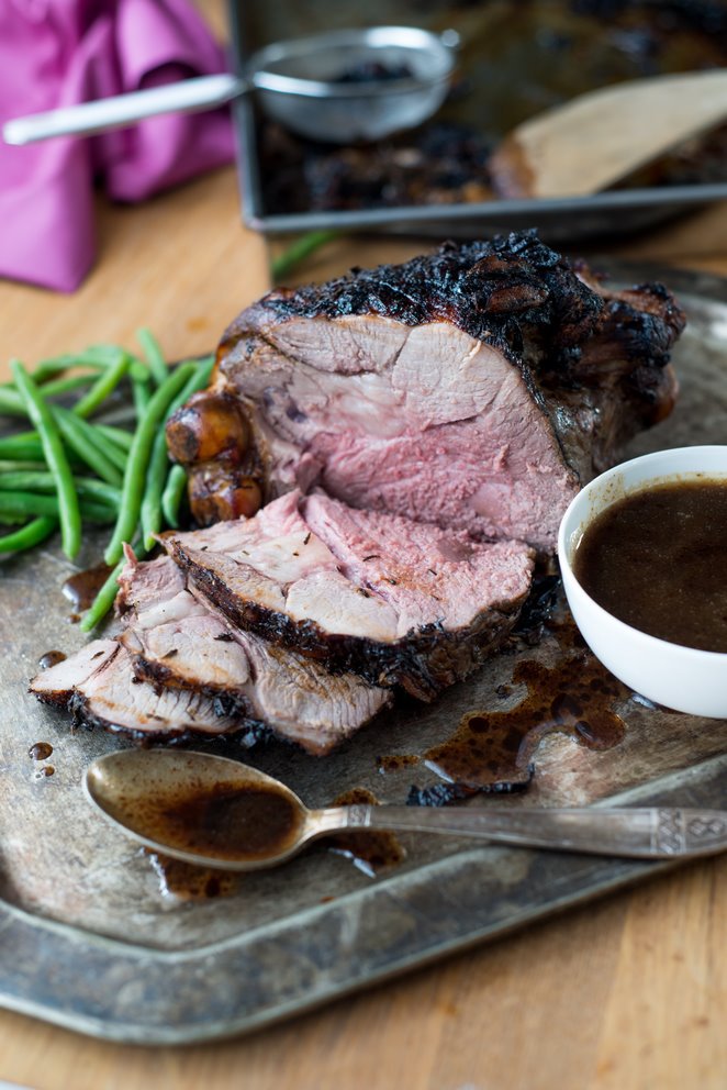 Lammbraten mit Knoblauch und Thymian (Gigot d'agneau à l'ail et au thym) Lammbraten-Oster