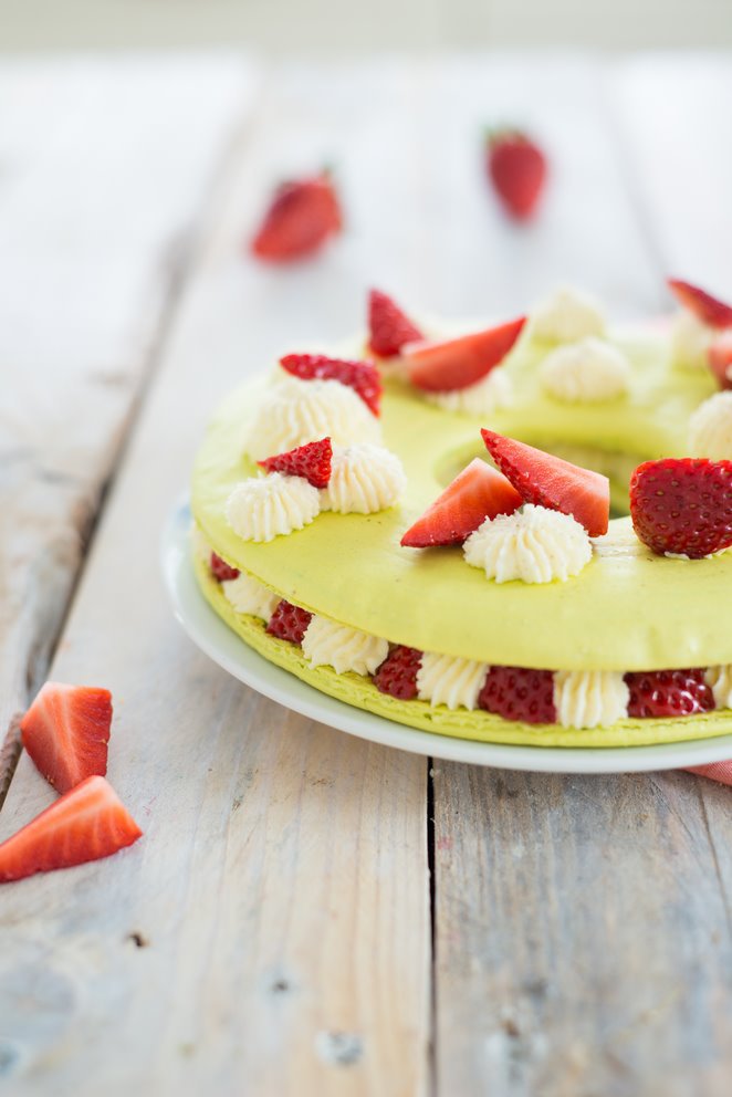 Macarons Kuchen mit Erdbeeren für eine extragroße Portion! Ostern-Macarons-Kuchen