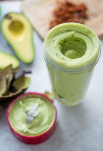 Frühlingsterrine ohne Backen mit Avocado und Lachs Pürriert Avokado 206x300