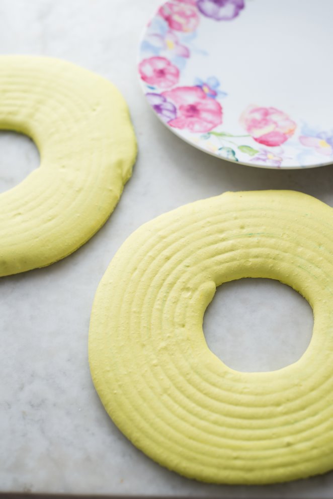 Macarons Kuchen mit Erdbeeren für eine extragroße Portion! Riesiege Macarons Für Ostern