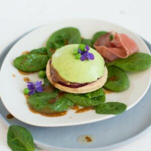 Frische Erbsen-Terrine auf Steinpilz-Plätzchen