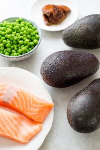 Frühlingsterrine ohne Backen mit Avocado und Lachs Frühlingsterrine ohne Backen mit Avocado und Lachs Gemüseterrine Ohne Backen Schritt 1 Zutaten Lachs Avocado Erbsen