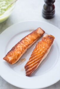 Frühlingsterrine ohne Backen mit Avocado und Lachs Frühlingsterrine ohne Backen mit Avocado und Lachs Gemüseterrine Ohne Backen Schritt 10 Gebratene Lachsfilets Auf Teller