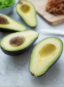 Frühlingsterrine ohne Backen mit Avocado und Lachs Frühlingsterrine ohne Backen mit Avocado und Lachs Gemüseterrine Ohne Backen Schritt 2 Avocado Halbiert Mit Kern
