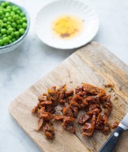 Frühlingsterrine ohne Backen mit Avocado und Lachs Frühlingsterrine ohne Backen mit Avocado und Lachs Gemüseterrine Ohne Backen Schritt 7 Getrocknete Tomaten Auf Schneideb