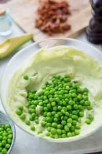 Frühlingsterrine ohne Backen mit Avocado und Lachs Frühlingsterrine ohne Backen mit Avocado und Lachs Gemüseterrine Ohne Backen Schritt 8 Erbsen Auf Avocadocreme Geben