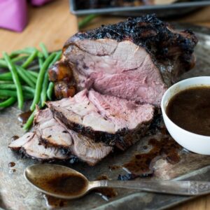 Lammbraten mit Knoblauch und Thymian (Gigot d’agneau à l’ail et au thym)