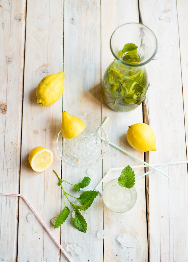 Selbstgemachte Melisse-Zitronen-Limonade Sommer Limonade Für Kinder