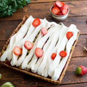 Erdbeer-Rhabarber-Tarte mit Baiser