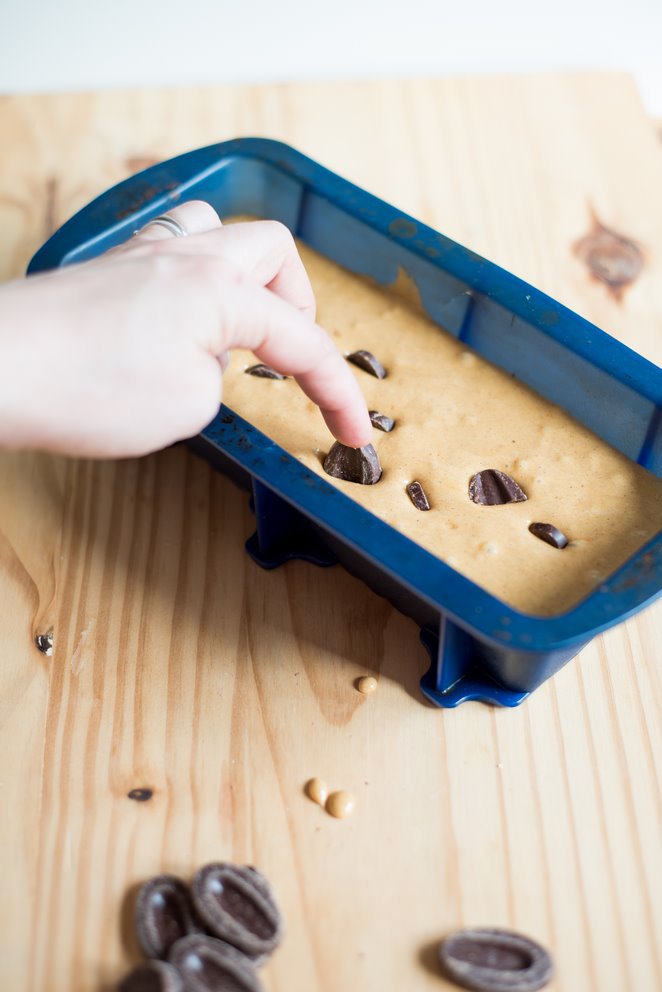  Gateau Au Pralin Schritt 3 Schokolade In Teig Drücken