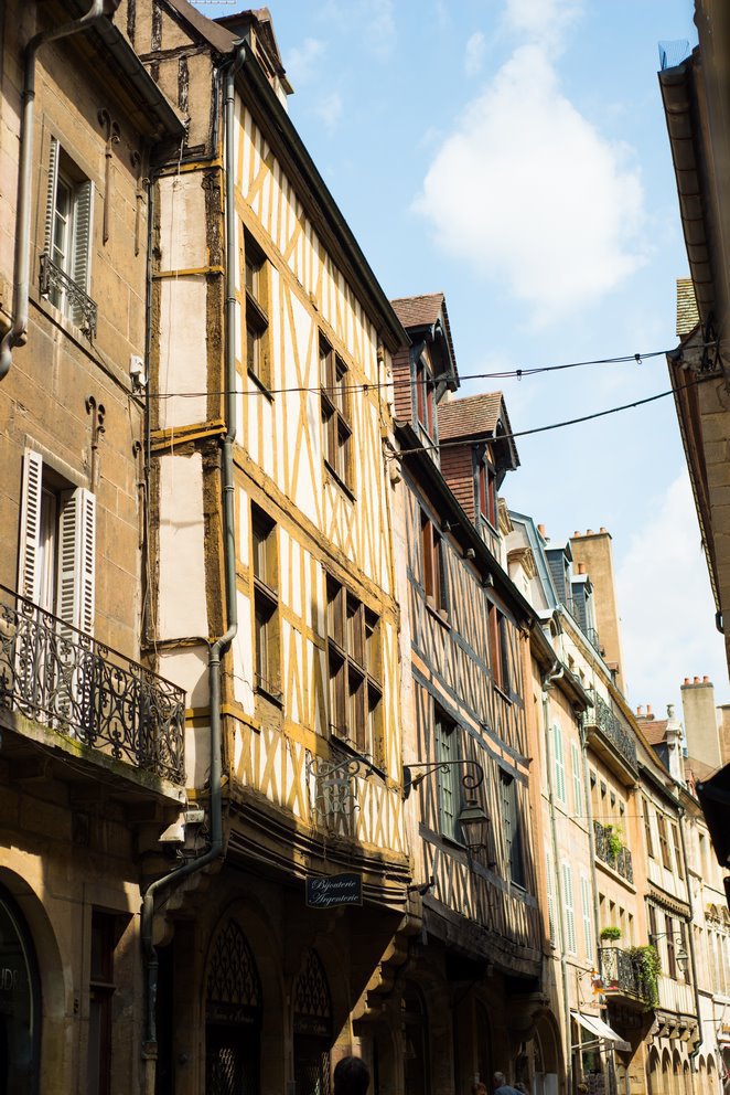 5 Orte im Burgund, die man nicht verpassen sollte (Dijon, Alesia, Flavigny und Beaune) Fachwerkhäuser In Dijon