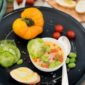 Kalte Tomatensuppe mit rosa Pfeffer