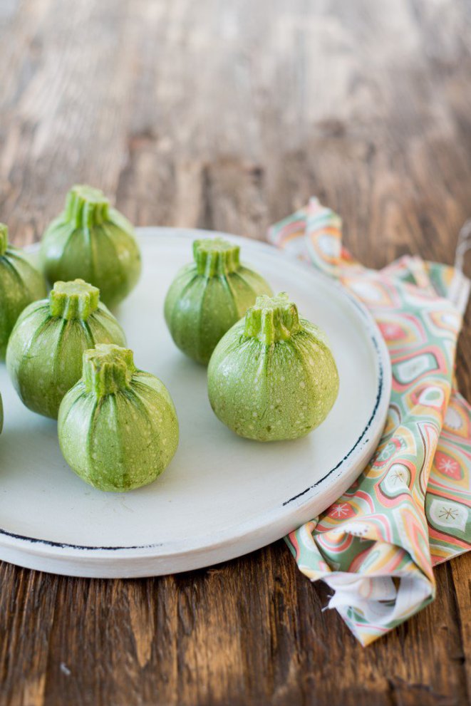  Runde Zucchini Gefüllt Schritt 1 Runde Zucchini Auf Teller